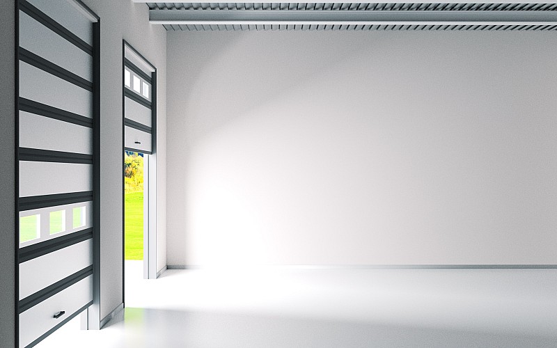 Innenansicht einer modernen, leeren Industriehalle mit geöffneten Sektionaltoren und Lichtdurchflutung