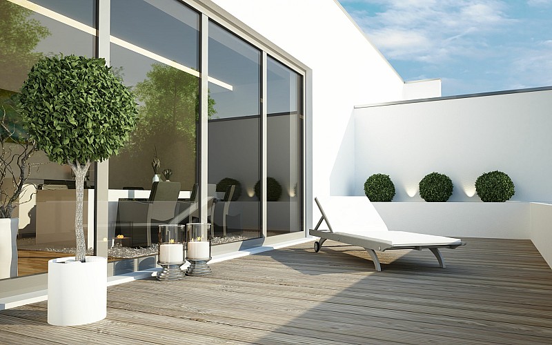 Moderne Dachterrasse mit Holzbelag, Liege und großen Glas-Schiebetüren zum Wohnbereich